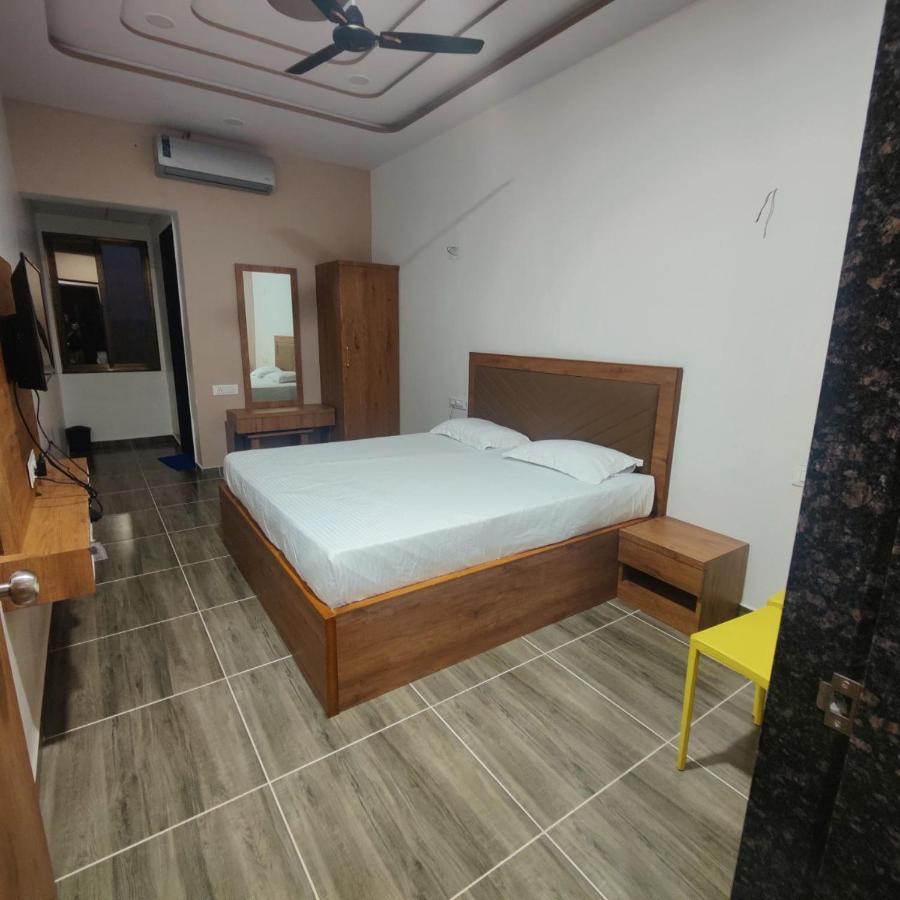 Hotel Nilkanth Navsari Ngoại thất bức ảnh