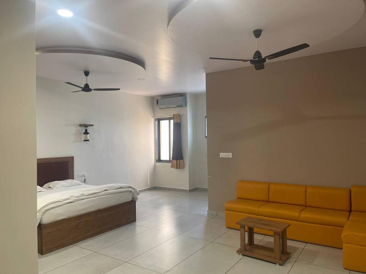 Hotel Nilkanth Navsari Ngoại thất bức ảnh