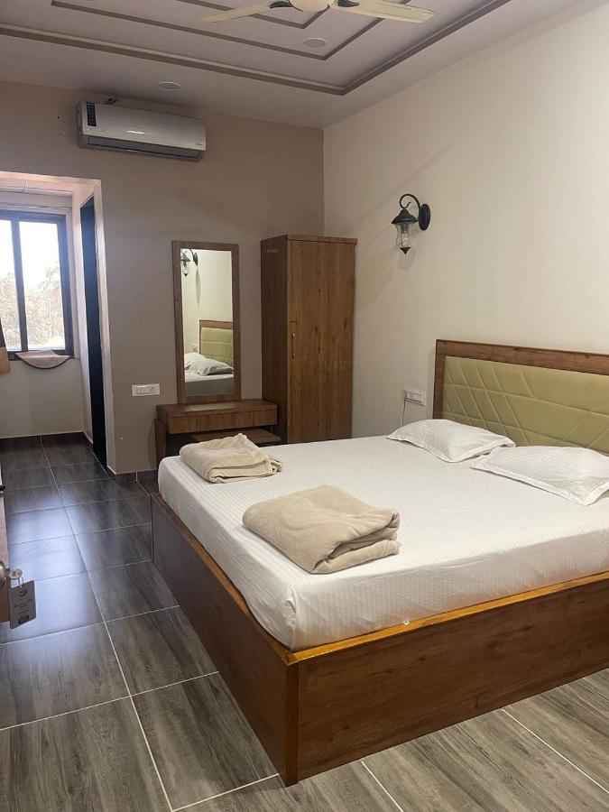Hotel Nilkanth Navsari Ngoại thất bức ảnh