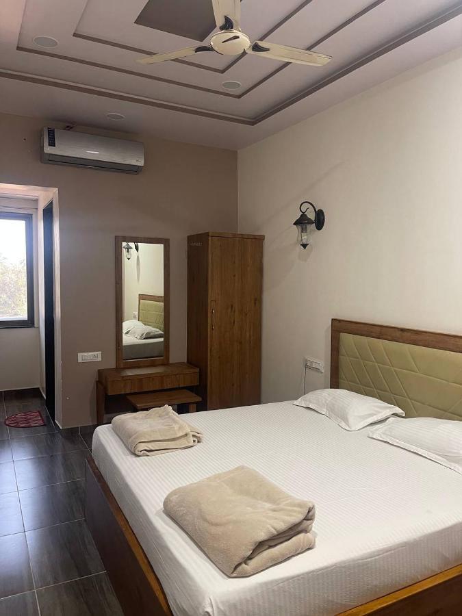 Hotel Nilkanth Navsari Ngoại thất bức ảnh