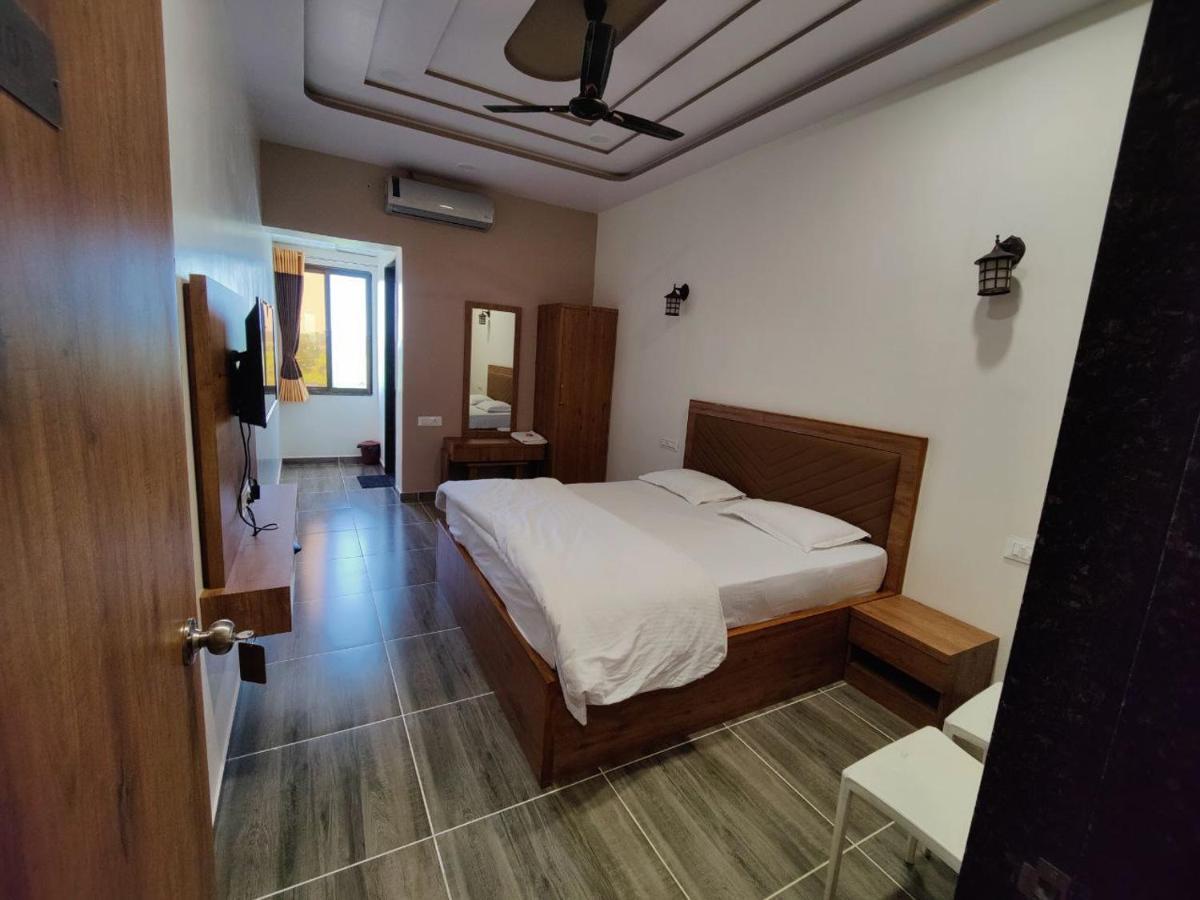 Hotel Nilkanth Navsari Ngoại thất bức ảnh