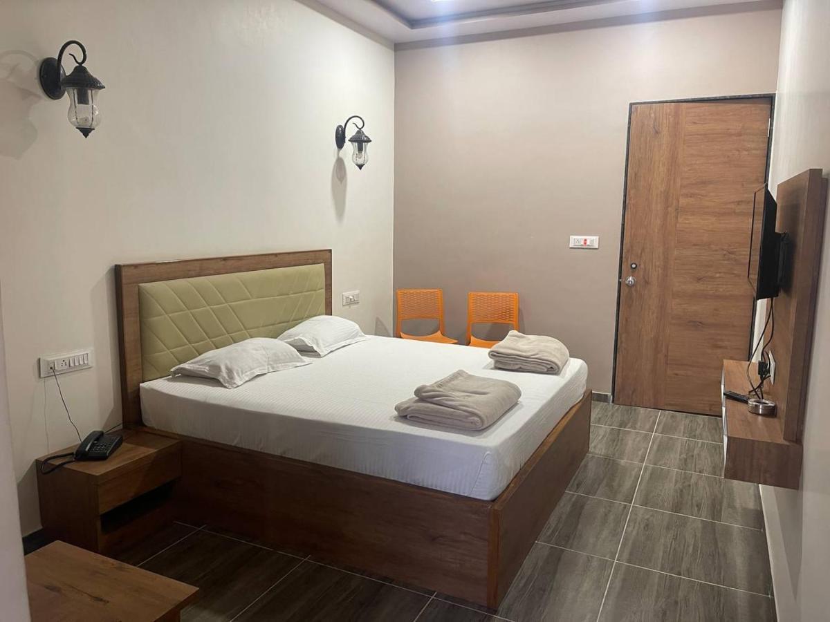 Hotel Nilkanth Navsari Ngoại thất bức ảnh