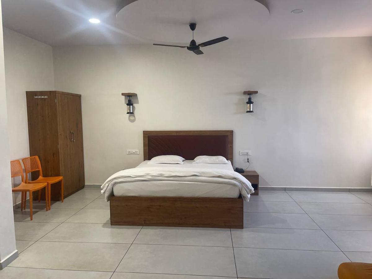 Hotel Nilkanth Navsari Ngoại thất bức ảnh