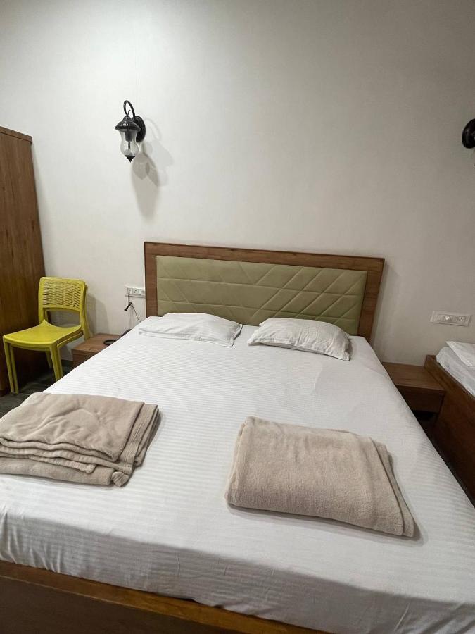 Hotel Nilkanth Navsari Ngoại thất bức ảnh
