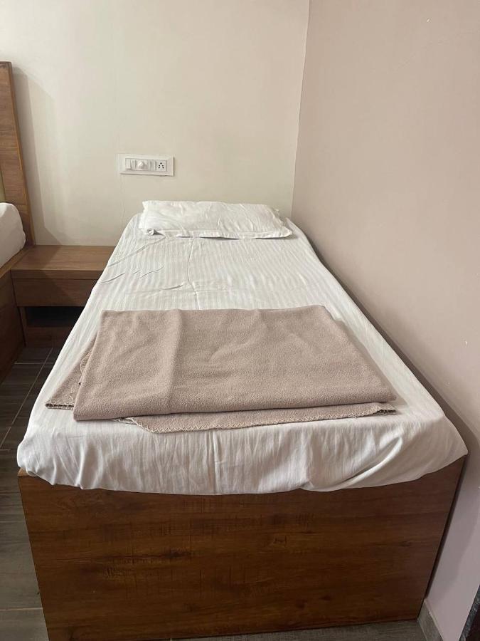 Hotel Nilkanth Navsari Ngoại thất bức ảnh