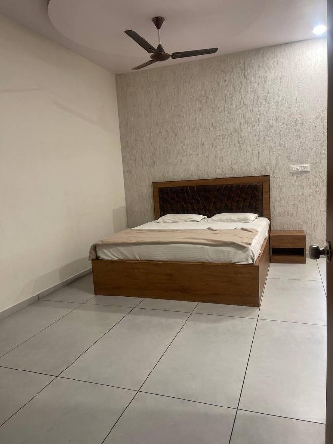 Hotel Nilkanth Navsari Ngoại thất bức ảnh