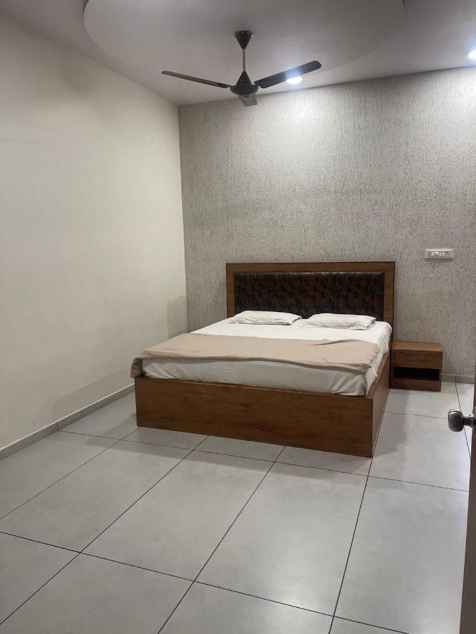 Hotel Nilkanth Navsari Ngoại thất bức ảnh