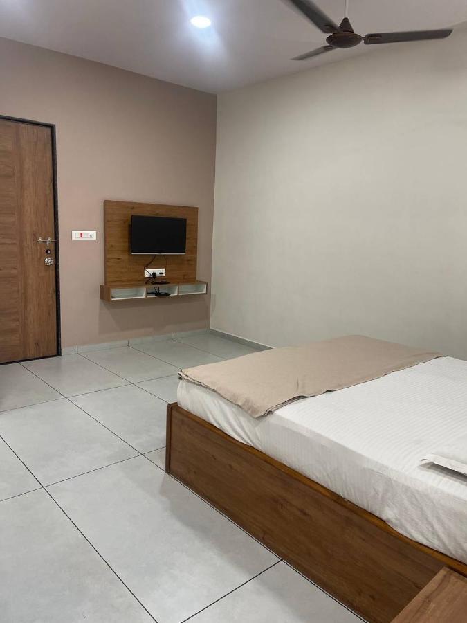 Hotel Nilkanth Navsari Ngoại thất bức ảnh