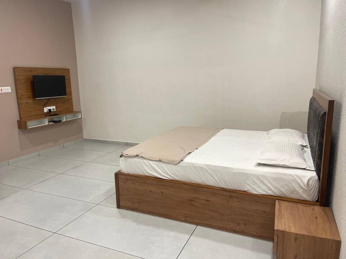 Hotel Nilkanth Navsari Ngoại thất bức ảnh